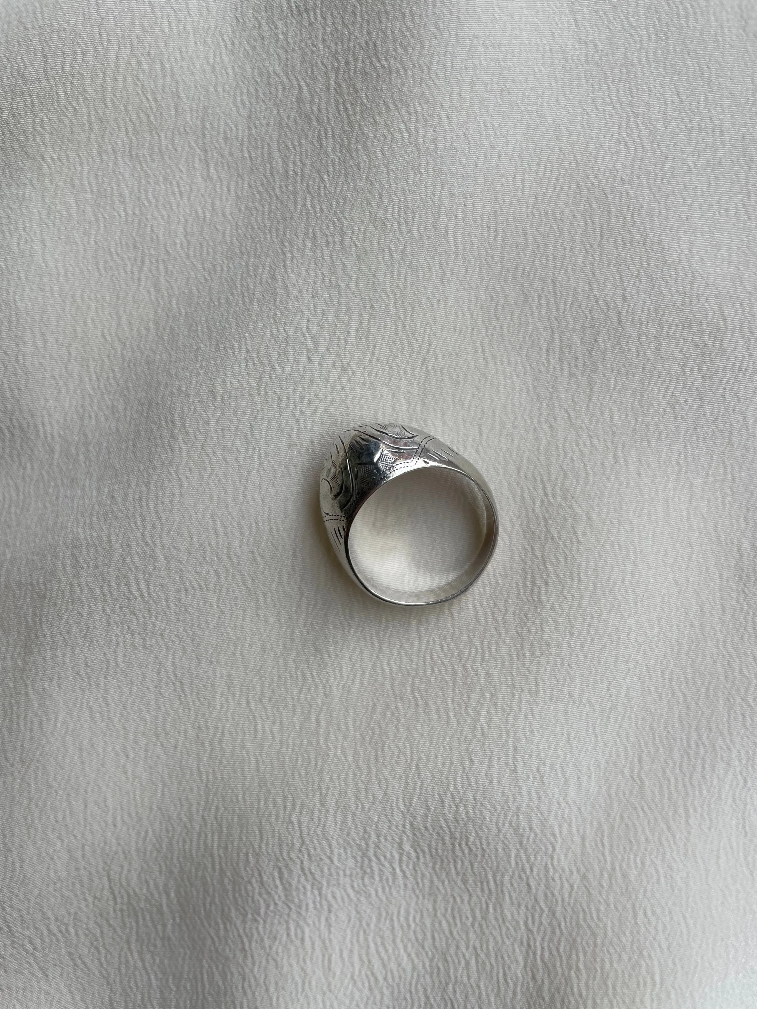 1960s engraved raised bulbous ring R127