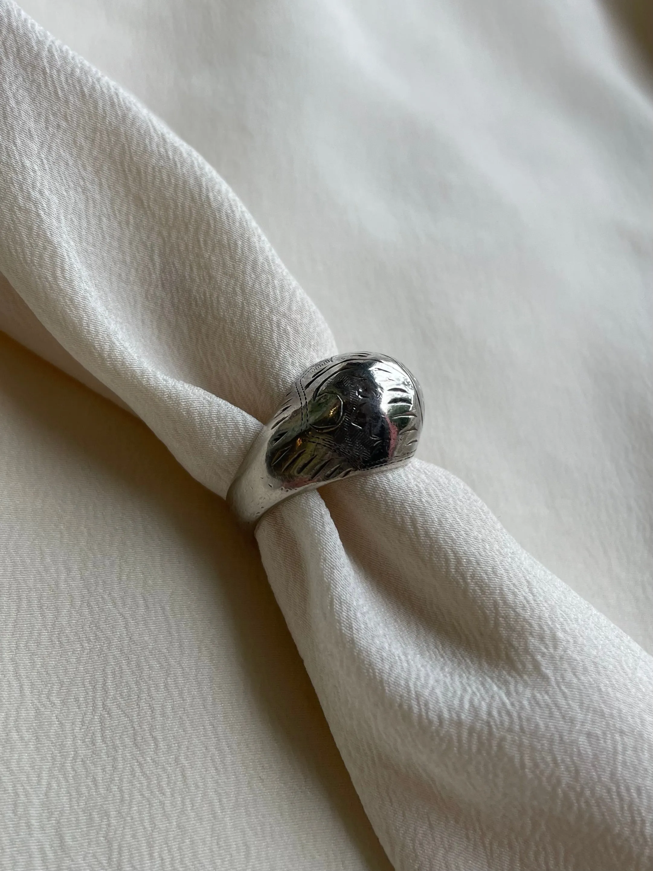 1960s engraved raised bulbous ring R127