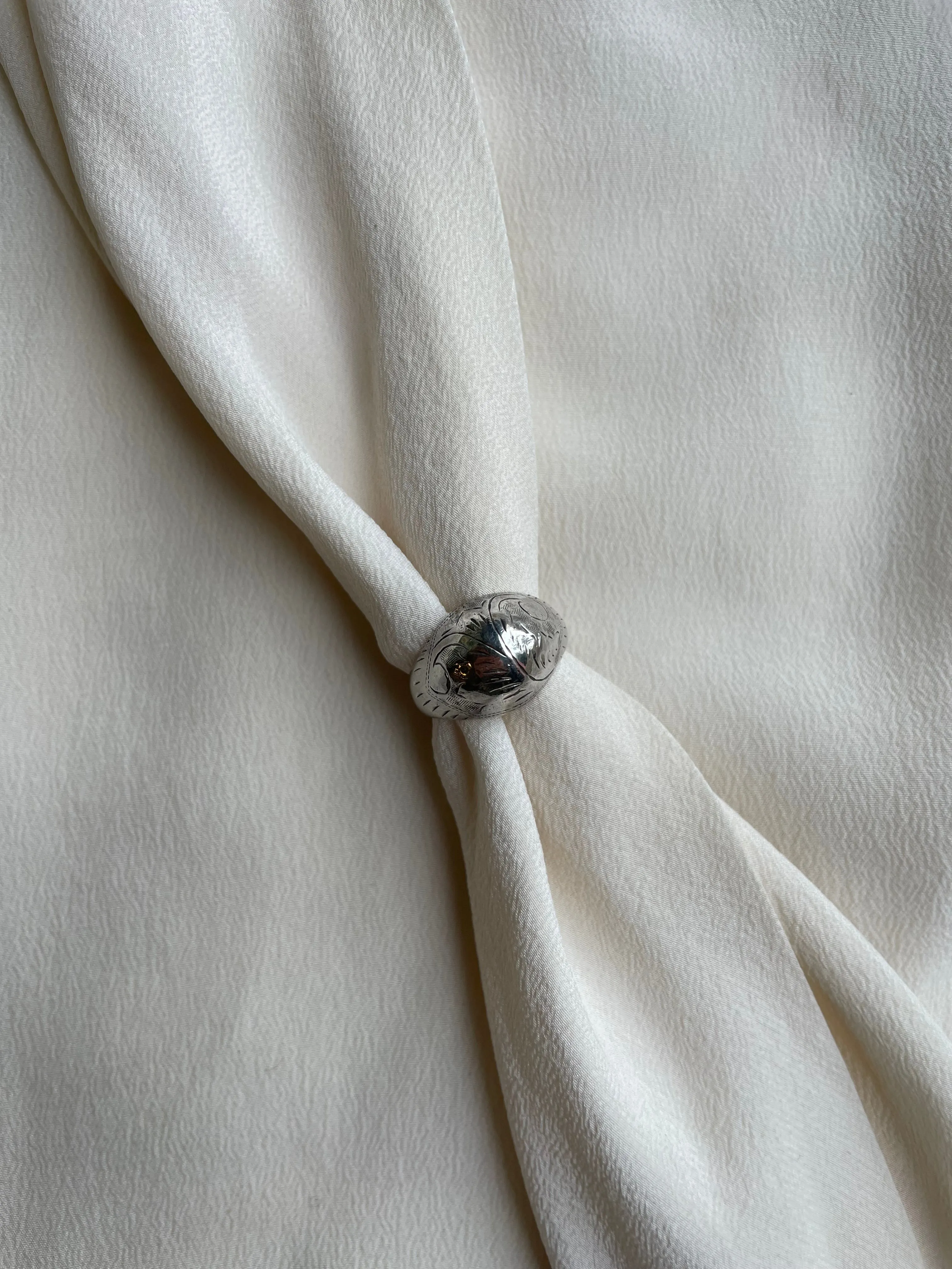 1960s engraved raised bulbous ring R127