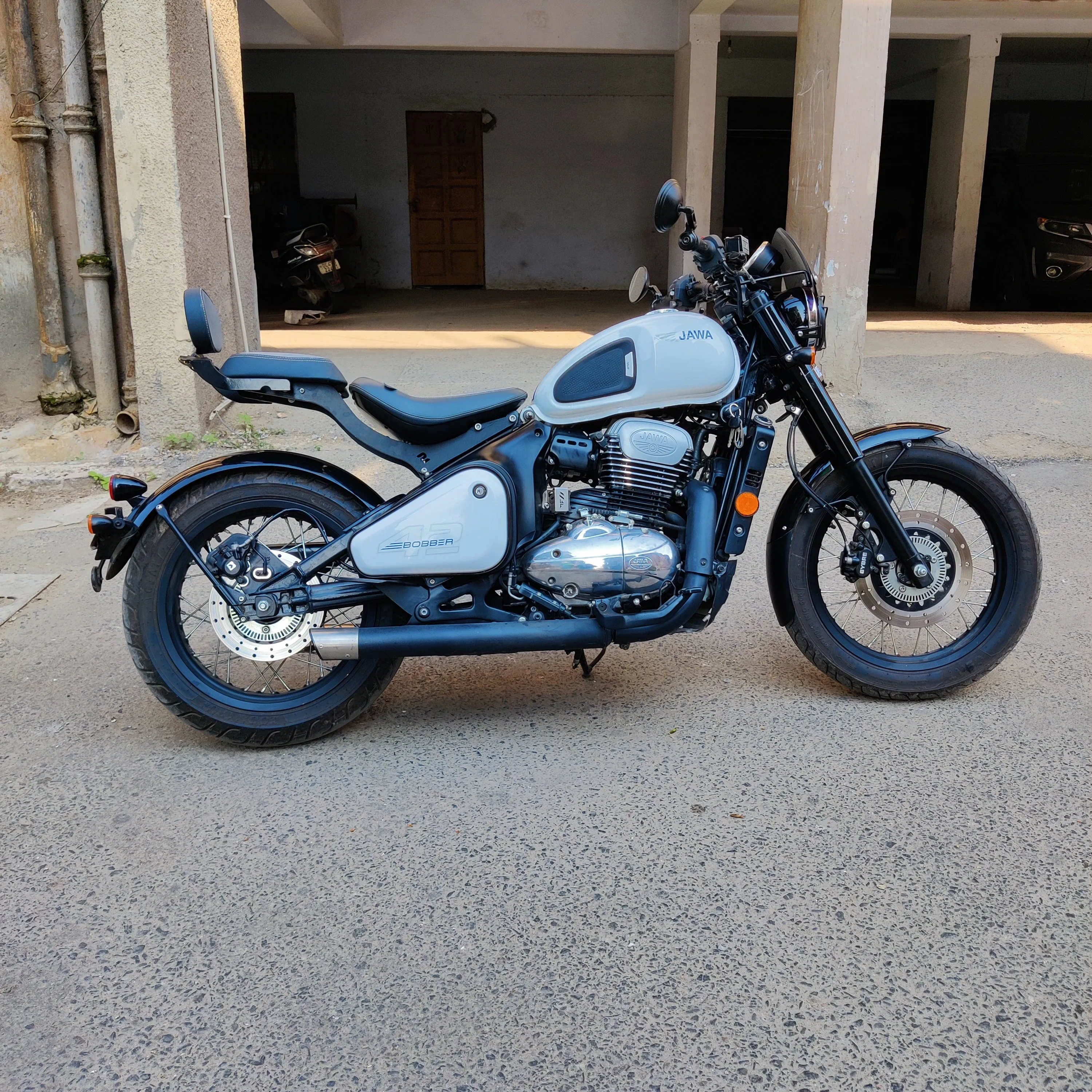 Hammer Backrest for Jawa Perak & 42 Bobber | Durable, Comfortable, Stylish